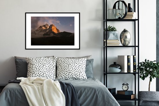 Photo en cadre - K2 cadre photo montagne dans la brume noir avec passe-partout blanc 60x90 90x60 cm - Affiche sous cadre (Décoration murale salon / chambre)
