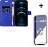 Coverzs telefoonhoesje geschikt voor Apple iPhone 12 / 12 Pro Bookcase hoesje - Walletcase flipcase shockproof hoesje pasjeshouder - blauw + glazen Screen Protector
