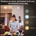 Een vrouw snijdt groenten in een keuken met aanpasbare verlichting, met iconen voor energie, concentratie, lezen en ontspanning.