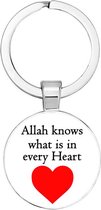 Akyol - Allah knows what is in every heart Sleutelhanger - allah - Moslims - cadeautje voor iemand die gelovig is - islam - geloof - god - koran - gelovigen - cadeau - kado - gift - geschenk - liefde - 2,5 x 2,5 CM