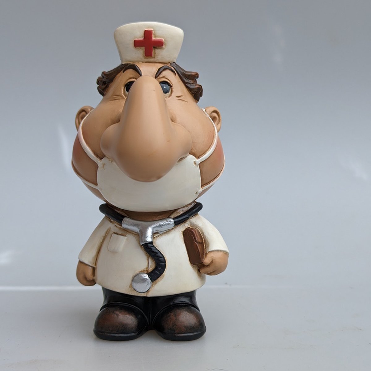 MadDeco ludiek Kerstcadeau brillenhouder huisarts dokter Optipro polystone 11 cm hoog