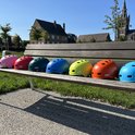 Alignement de casques PRO Sport Lights colorés : rose, rouge, vert, bleu, jaune, orange, bleu clair.
