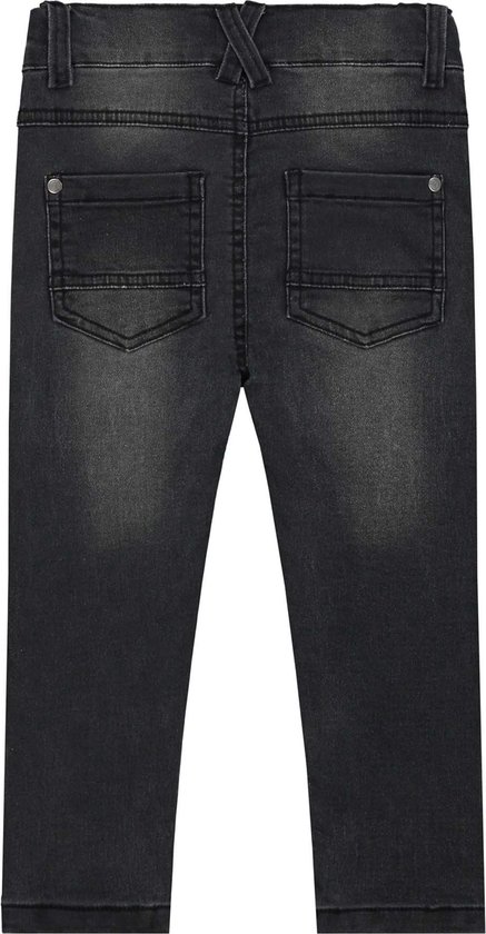 Achterkant van een zwarte denim spijkerbroek met twee zakken.
