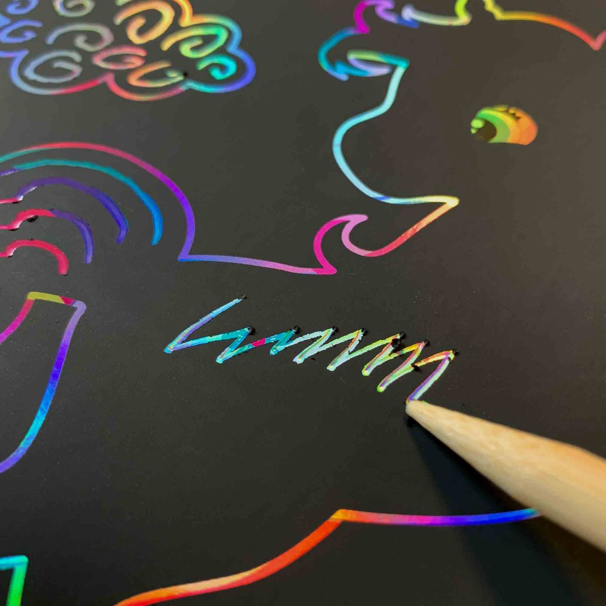 SES Creative - Doe kleurboek glitter 3 in 1 - glitter scratch, diamond painting en kleurplaten - met glitters stickers en houten scratch pen – kleurboek voor kinderen — afbeelding 5