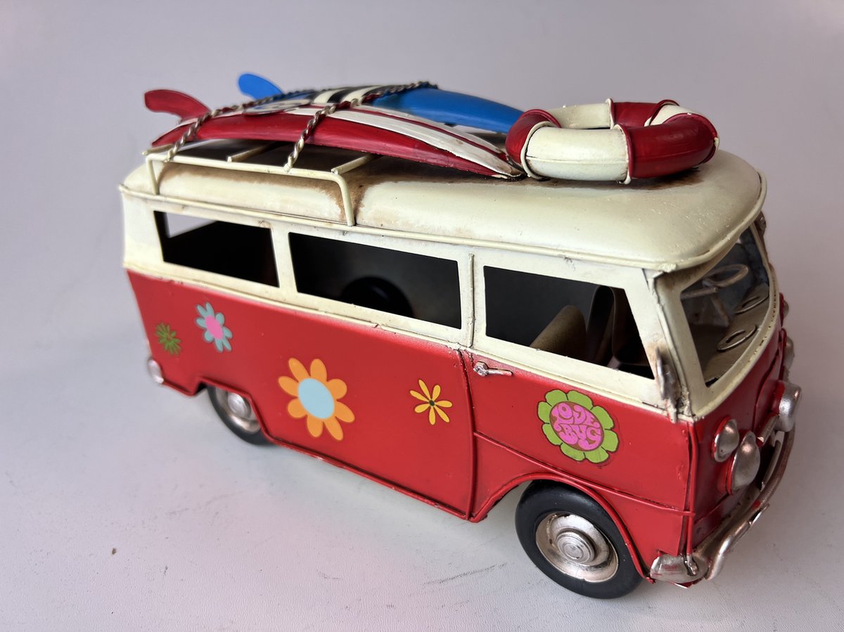 Rode retro bus met bloemen