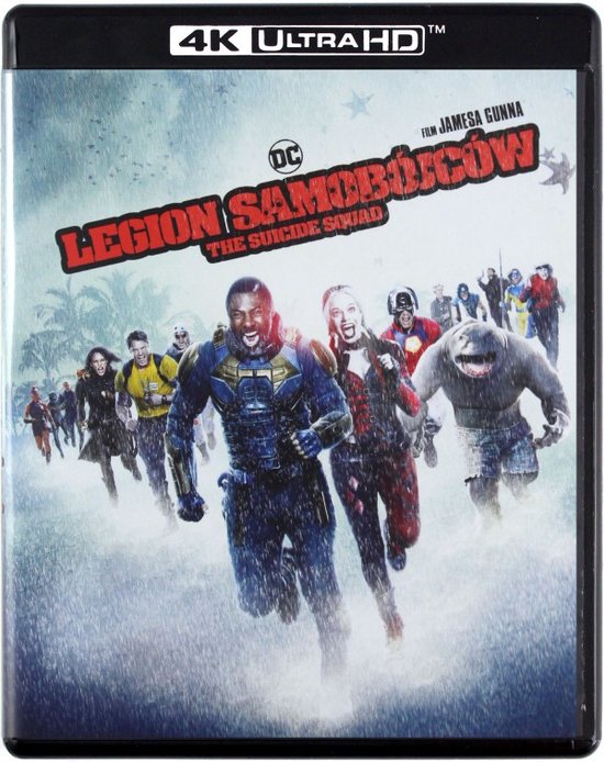 Voorzijde van de Blu-ray hoes met de cast van The Suicide Squad, waaronder Idris Elba, Margot Robbie, King Shark en vele anderen, die rennen.