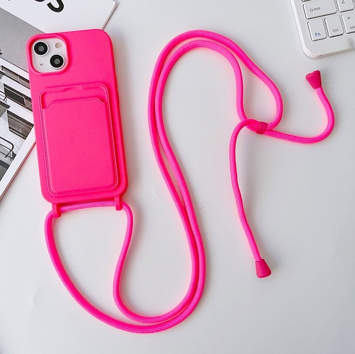 Mobigear Telefoonhoesje geschikt voor Apple iPhone 15 Siliconen met Kaarthouder | Mobigear Lanyard Card Hoesje met koord en Pasjeshouder | Kaarthouder voor 1 Pasje | hoesje met koord Telefoonhoesje voor Pinpas / OV Kaart / Rijbewijs - Roze