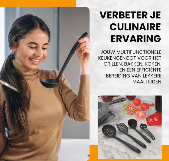 Vrouw houdt zwarte pollepel omhoog, met een pan groenten op de achtergrond.