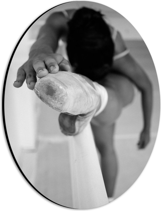 Dibond Ovaal - Ballerina met Been op Balk (Zwart-wit) - 21x28 cm Foto op Ovaal (Met Ophangsysteem)