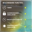 Man op een bank die een tablet vasthoudt, met beschikbare functies: Timer, Aanwezigheidssimulator, Nachtlicht, Zonsimulator.
