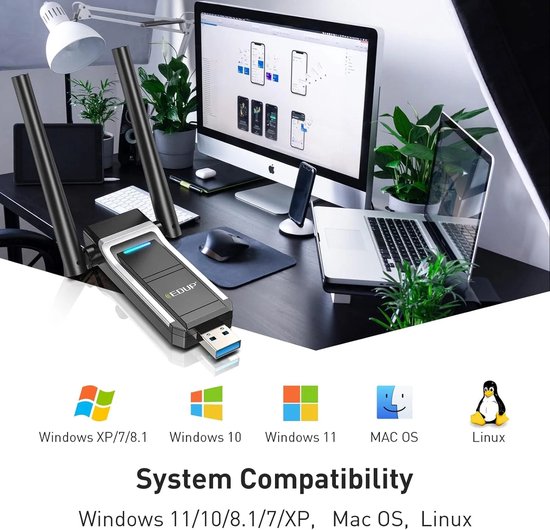 Zwarte USB WiFi-adapter met twee antennes op een bureau met computer, toetsenbord en muis. Toont systeemcompatibiliteit met Windows, MacOS en Linux.