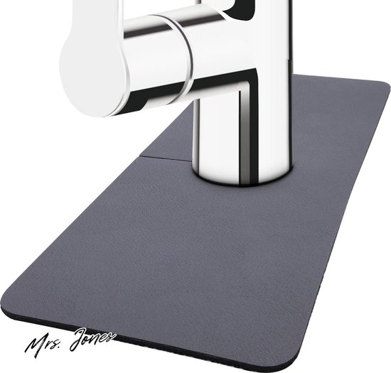 Tapis de robinet absorbant gris sous un robinet chromé. 'Mrs. Jones' est écrit dessus en écriture manuscrite.