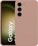 Roze telefoonhoesje gedeeltelijk over een Samsung Galaxy S23 met "Galaxy S23" op het scherm.