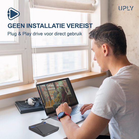 Man kijkt naar laptop met externe UPLY DVD-speler. De speler is aangesloten en klaar voor plug & play gebruik zonder installatie.