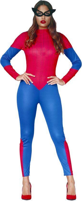 Model in rood-blauw Spider Hero kostuum met spinnenwebprint, zwarte oogmasker en rode hakken.