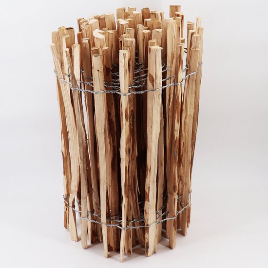 Stapel houten palen, vastgezet met metaaldraad. Natuurlijk hout met bast.