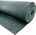 Rol donkergroen schaduwdoek met grofmazige textuur, op witte achtergrond.