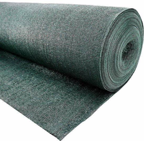 Rol donkergroen schaduwdoek met grofmazige textuur, op witte achtergrond.