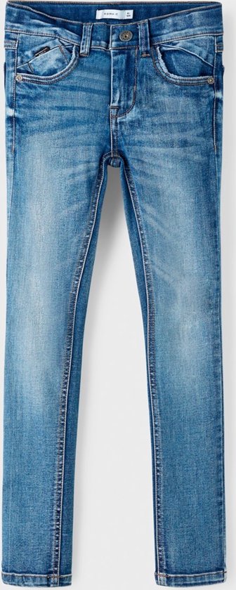 Jongens skinny jeans in medium blue denim, recht van voren gefotografeerd.