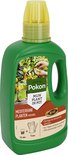 Groene fles Pokon Mediterrane plantenvoeding met citroenbomen en een hand die oogst.