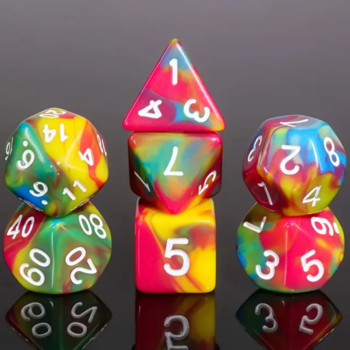 Vera's Arts & Dice | Dobbelstenen Set voor RPGs als Dungeons and Dragons | 7 stuks per set | Chromatic Chaos | Ondoorzichtig Geel met vegen van Blauw en Rood waardoor er Groen ontstaat en afgewerkt Met Witte Cijfers | Met Dice Bag