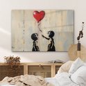 Peinture noir et blanc de deux enfants en silhouette tendant la main vers un ballon rouge en forme de cœur, au-dessus d'un lit.