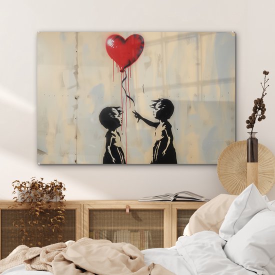 Peinture noir et blanc de deux enfants en silhouette tendant la main vers un ballon rouge en forme de cœur, au-dessus d'un lit.