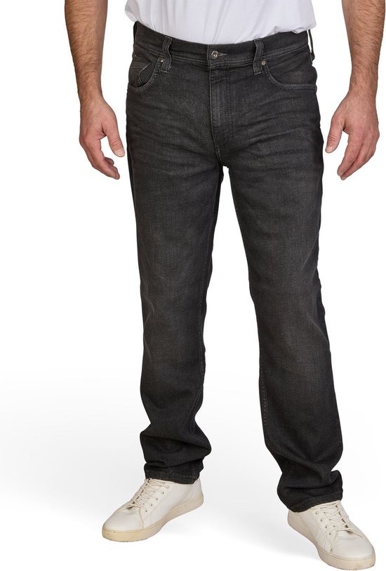 Man in een donkergrijze jeans met twee voorzakken en witte sneakers.