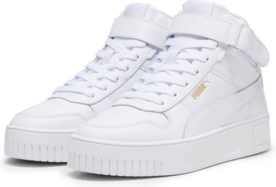 Paire de baskets mi-hautes PUMA Carina Street en cuir blanc pour femme, avec logo PUMA doré et fermeture à scratch.