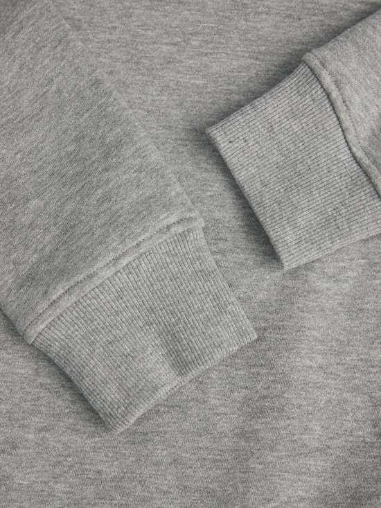 Detail van de mouwen van een grijze hoodie, met gebreide manchetten.