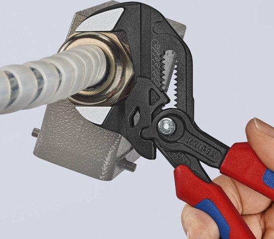 Hand wordt gebruikt om een Knipex tang op een moer te zetten.