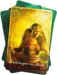 Couverture d'une carte de tarot avec le texte 'Boodschapper van Aarde'. Une femme avec des branches en guise de bois de cerf.
