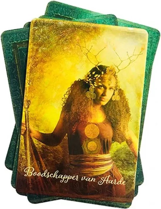 Couverture d'une carte de tarot avec le texte 'Boodschapper van Aarde'. Une femme avec des branches en guise de bois de cerf.