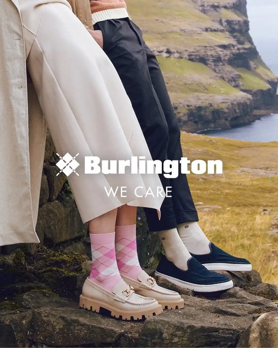 Twee personen met schoenen aan, een met roze ruitersokken en beige instappers, de ander met zwarte schoenen en witte sokken.