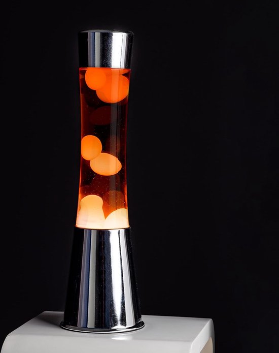 Zilveren lavalamp met oranje vloeistof en oranje lava tegen een zwarte achtergrond.