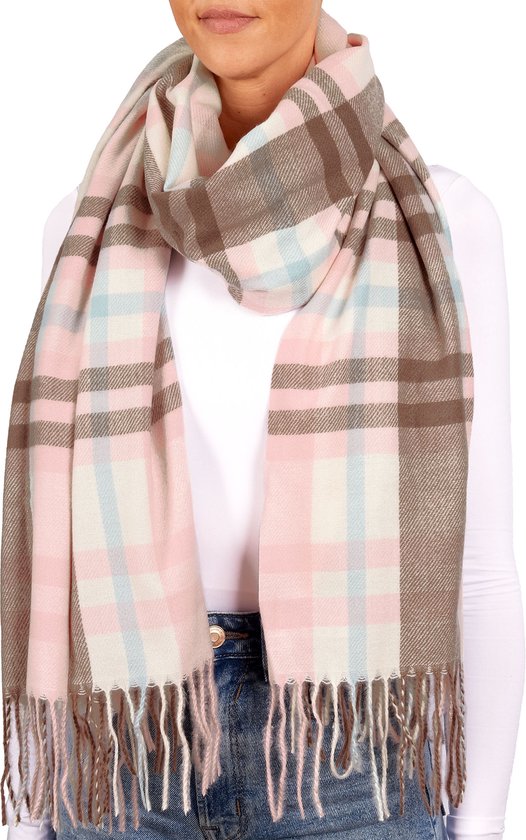 Vrouw met een sjaal om de nek in roze, blauwe, witte en bruine ruiten met franjes.