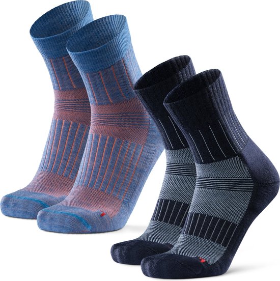 Twee paar technische merinosokken, één paar lichtblauw met rode accenten en één paar donkerblauw met grijze accenten.