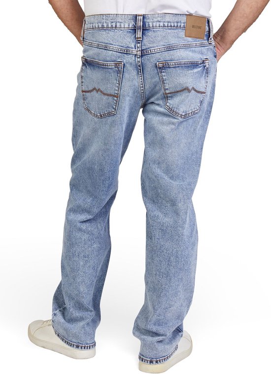 Achterkant van een lichtblauwe spijkerbroek, regular/straight fit, met bruine stiksels en een bruin Mustang-label.