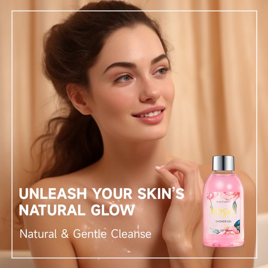 Model in een bad, met een glimlach, houdt een roze fles Shower Gel met rozenprint vast. Zachte belichting.