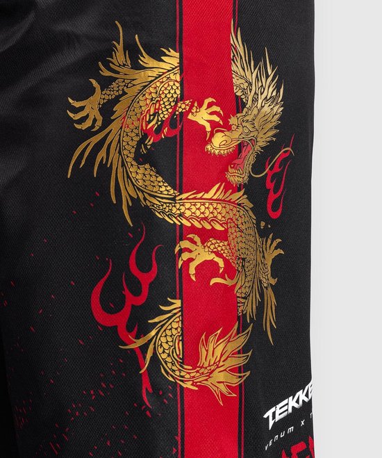 Zwarte fightshort met gouden draak, rode streep en rode spetters. Tekken 8 logo onderaan.