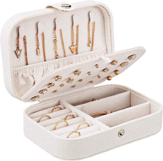Open, wit juwelendoosje van PU-leer met diverse gouden kettingen, ringen en oorbellen in de vakjes.