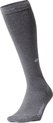Grijze STOX Energy Socks compressiekous met subtiele tekst en logo op de enkel en kuit.
