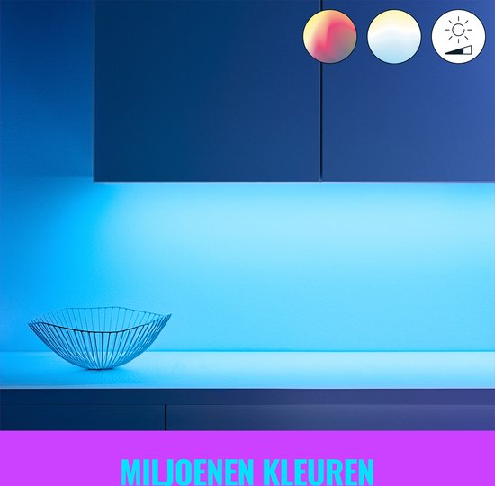 Een keukenplank met felle blauwe verlichting van een LED-strip. Tekst: MILJOENEN KLEUREN.