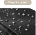 Zwarte stof met waterdruppels, 'Water Afstotend' tekst.