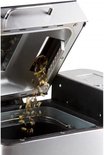 Zaden vallen uit de automatische dispenser in de broodmachine.