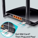 Close-up van de achterkant van de router, met een pijl die aangeeft hoe een SIM-kaart geplaatst moet worden.