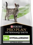 Zak kattenvoer Purina Pro Plan Veterinary Diets HA Hypoallergenic met een gestreepte kat.