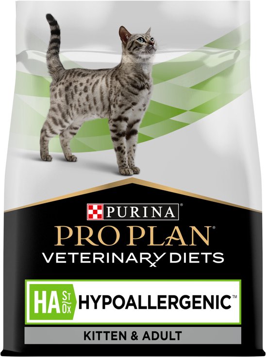 Zak kattenvoer Purina Pro Plan Veterinary Diets HA Hypoallergenic met een gestreepte kat.