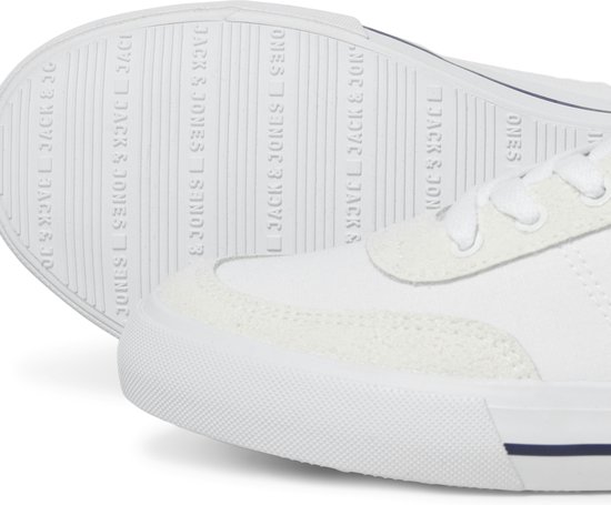 Detail van de witte zool en zijkant van een Jack & Jones sneaker. De zool heeft een ribbelpatroon met logo.