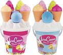 Twee 'Ice Cream Beach Set' emmers, één roze en één blauw, beide met oranje ijshoorntjes met pastelkleurige ijsjes en een blauw schepje.